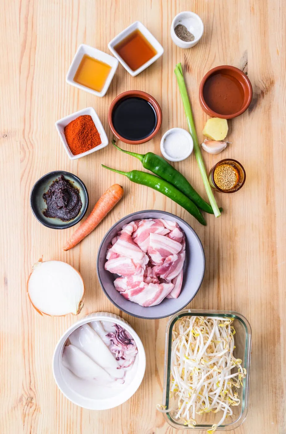 ingrédients pour osâmes bulgogi sur fond de bois