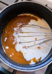 Fouet mélange sauce lait ajout