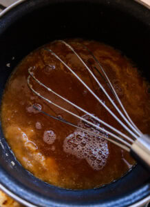 Fouet mélange sauce marron liquide