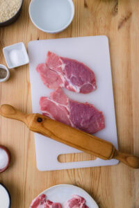 Porc cru avec rouleau à pâtisserie