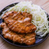 porc donkatsu coréen sur fond de bois