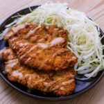 porc donkatsu coréen sur fond de bois