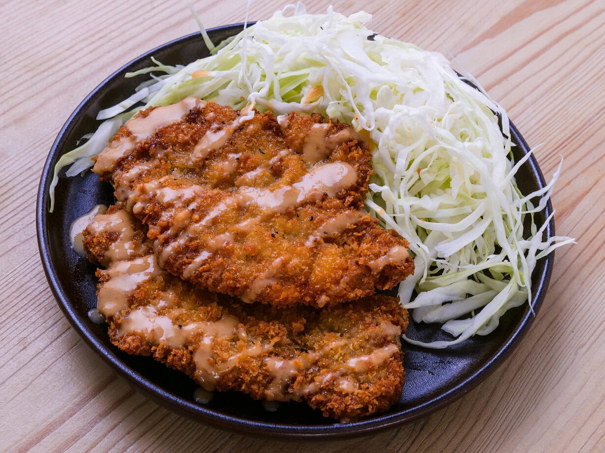 porc donkatsu coréen sur fond de bois