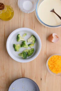 Brocoli dans plat graissé