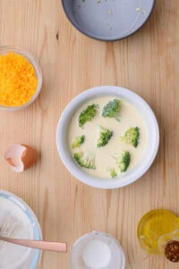 Mélange œuf versé sur brocoli