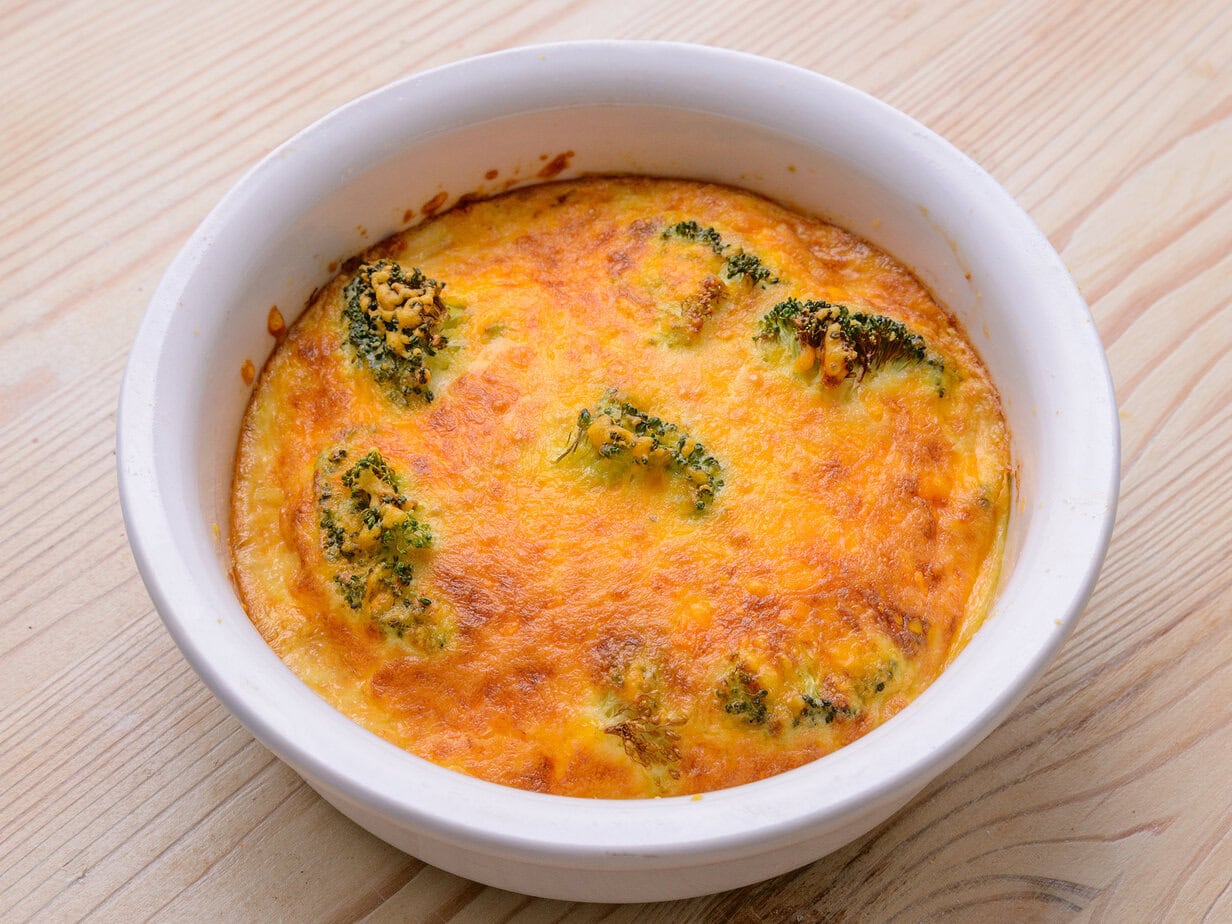 Quiche au air fryer sur fond de bois