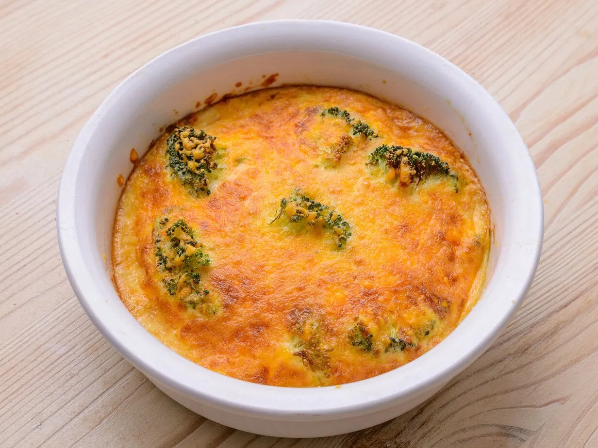 Quiche au air fryer sur fond de bois