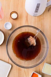 Thé infusé dans saladier