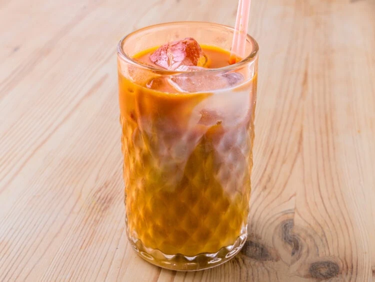 thé thaï sur fond e bois
