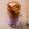 Une latte dans un verre sur fond de bois