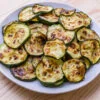 courgettes cuites au air fryer dans une assiette blanche