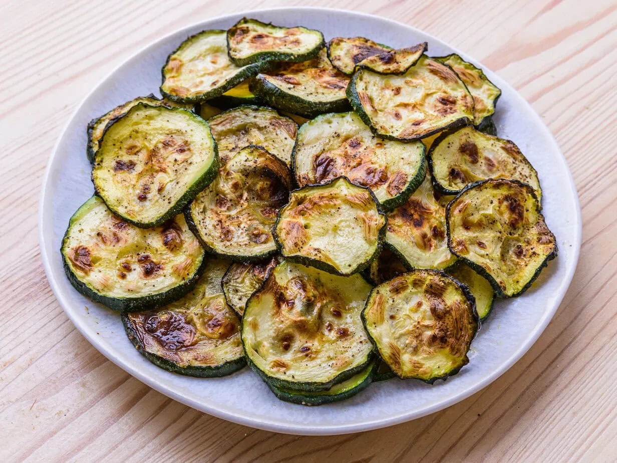 courgettes cuites au air fryer dans une assiette blanche