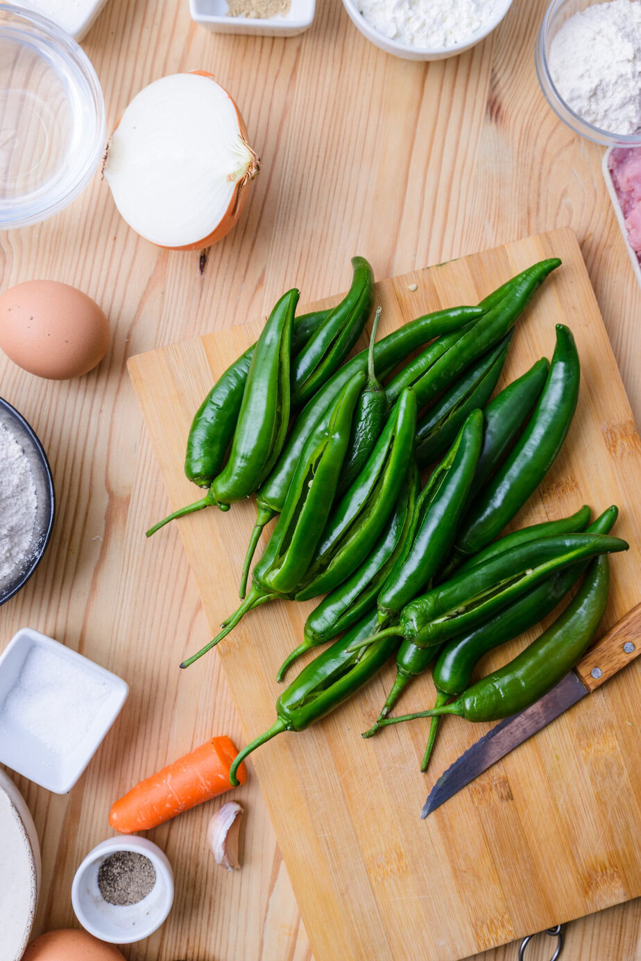 piments verts lavés et fendus