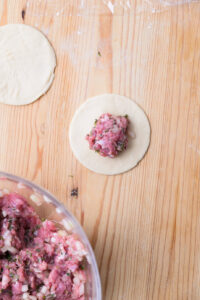 farce déposée sur rond de pâte
