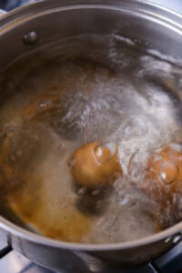 Œufs bouillant dans casserole