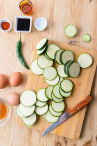Beignets de courgette - Couper la courgette en rondelles de 0.5 cm d'épaisseur.