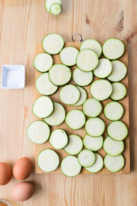 Beignets de courgette - Étaler les rondelles sur une planche, saupoudrer légèrement de sel et répartir uniformément. Attendre quelques minutes.