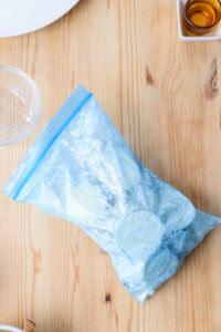 Beignets de courgette - Mettre la farine dans un sachet plastique propre. Ajouter toutes les rondelles de courgette dans le sachet et secouer pour enrober chaque rondelle de farine.