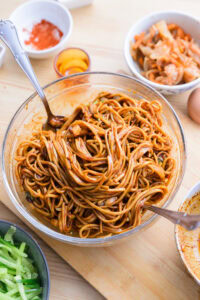 Bibim Guksu - Mélanger soigneusement jusqu’à ce que chaque nouille soit bien enrobée.