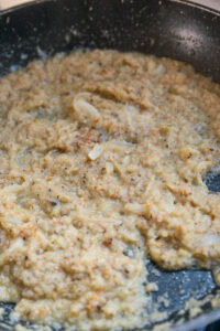 Purée d’aubergines cuite dans une poêle noire.