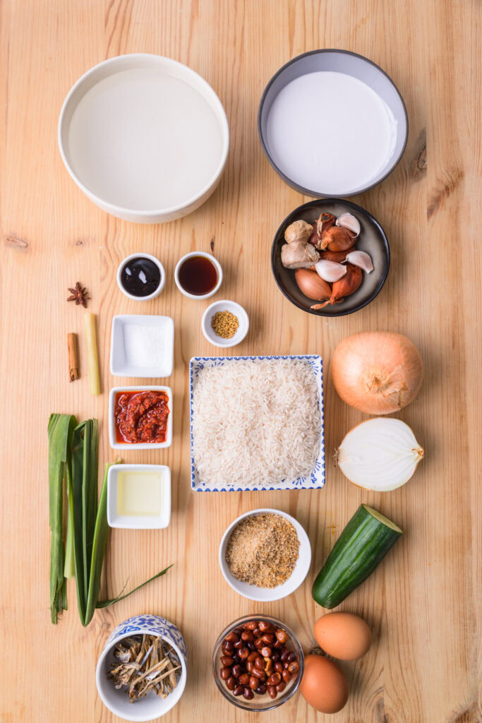 ingrédients pour nasi lemak sur fond de bois