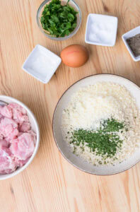 Nuggets au air fryer - Dans un bol peu profond, mélanger la chapelure panko, le parmesan et le persil. Si le parmesan est râpé grossièrement, le mixer quelques secondes pour une texture plus uniforme.