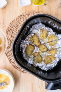 Nuggets au air fryer - Ouvrir le panier, retourner les nuggets, vaporiser à nouveau d’huile de cuisson et poursuivre la cuisson pendant 2 à 3 minutes ou jusqu’à cuisson complète.