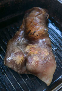 oreilles de porc grillant