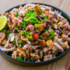 sisig sur fond de bois