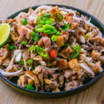 sisig sur fond de bois
