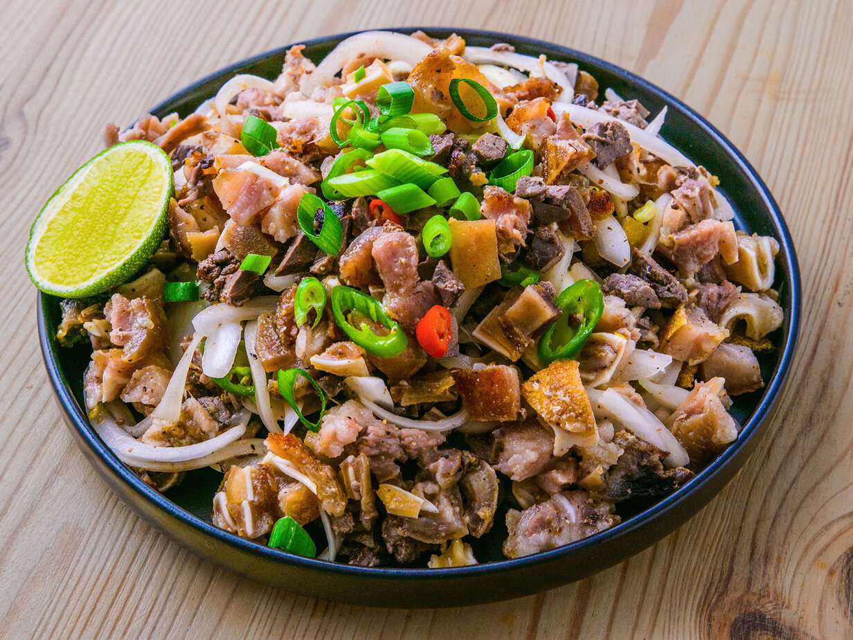 sisig sur fond de bois