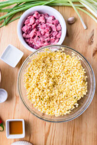 Bindaetteok - Frotter les grains trempés entre les mains pour détacher les peaux puis rincer et égoutter plusieurs fois jusqu’à élimination des enveloppes.