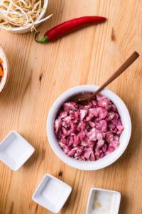 Bindaetteok - Mélanger le porc coupé avec l’ail, le mirin, le sucre et la sauce poisson.