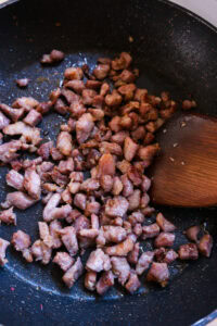 Bindaetteok - Saisir le porc assaisonné dans une poêle chaude jusqu’à cuisson complète puis réserver.