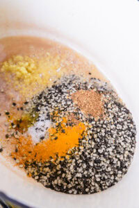 dal bhat - Mélanger les haricots, le gingembre haché, le sel, le curcuma, le poivre de Sichuan, 1 cuillère à soupe de beurre clarifié et l’eau dans une marmite en fonte.