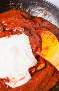 Butter Chicken - Verser la crème et ajouter le poulet grillé puis laisser mijoter 3 minutes pour lier les saveurs.