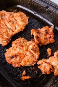 Butter Chicken - Griller ou rôtir le poulet, en le badigeonnant d'huile ou de ghee, jusqu'à coloration dorée sur les deux faces.