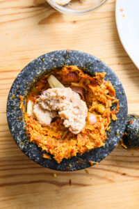 Gaeng Hang Lay - Incorporer ensuite l’ail, les échalotes et la pâte de crevettes pour obtenir une pâte homogène.