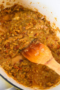 Gaeng Hang Lay - Mettre la pâte de curry dans une large casserole, ajouter un peu d’eau et bien mélanger.