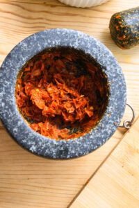 Gaeng Hang Lay - Pâte de curry : Piler les piments trempés avec le sel jusqu’à obtention d’une pâte fine.
