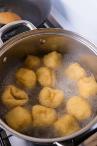 Moo palo - Blanchir les boulettes de tofu dans l'eau bouillante 3 minutes pour éliminer l'excès d'huile