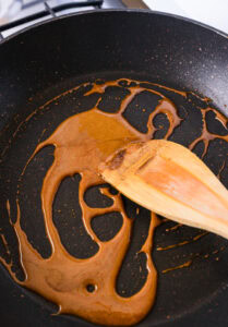 Moo palo - Dans une poêle, faire fondre le sucre de palme jusqu'à obtention d'un caramel foncé, déglacer avec environ 2 cuillères à soupe d'eau, ajouter la sauce soja dark puis la sauce soja light