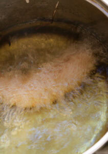 Beignets de banane (Bánh Chuối Chiên) - Chauffer une casserole profonde avec une grande quantité d’huile de cuisson jusqu’à ce qu’elle soit bien chaude.