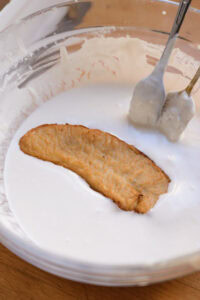 Beignets de banane (Bánh Chuối Chiên) - Tremper de nouveau la banane frite dans la pâte pour une seconde couche puis la replonger dans l’huile.