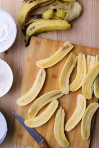 Beignets de banane (Bánh Chuối Chiên) - Choisir des bananes bien mûres, les peler puis les couper en deux dans la longueur.