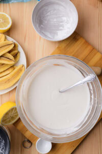 Beignets de banane (Bánh Chuối Chiên) - Mélanger jusqu’à dissolution du sucre et du sel et obtenir une pâte lisse de consistance moyenne destinée à enrober les bananes.