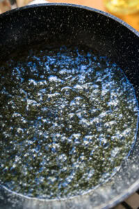 Bò Né - Préchauffer une petite poêle en fonte jusqu'à ce qu'elle soit très chaude.