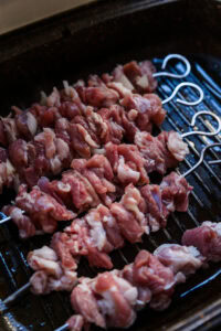 Brochettes d'agneau du Xinjiang - Déposer les brochettes au-dessus des braises.