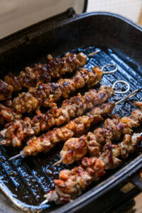 Brochettes d'agneau du Xinjiang - Griller encore environ 5 minutes, jusqu’à ce que la viande soit cuite et la surface dorée.