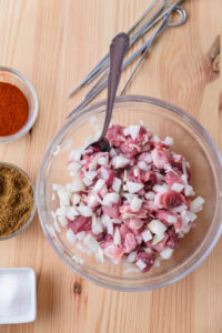 Brochettes d'agneau du Xinjiang - Mélanger la viande et l’oignon pour enrober uniformément.